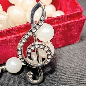 Elegant Silver Treble Clef Rhinestone Brooch